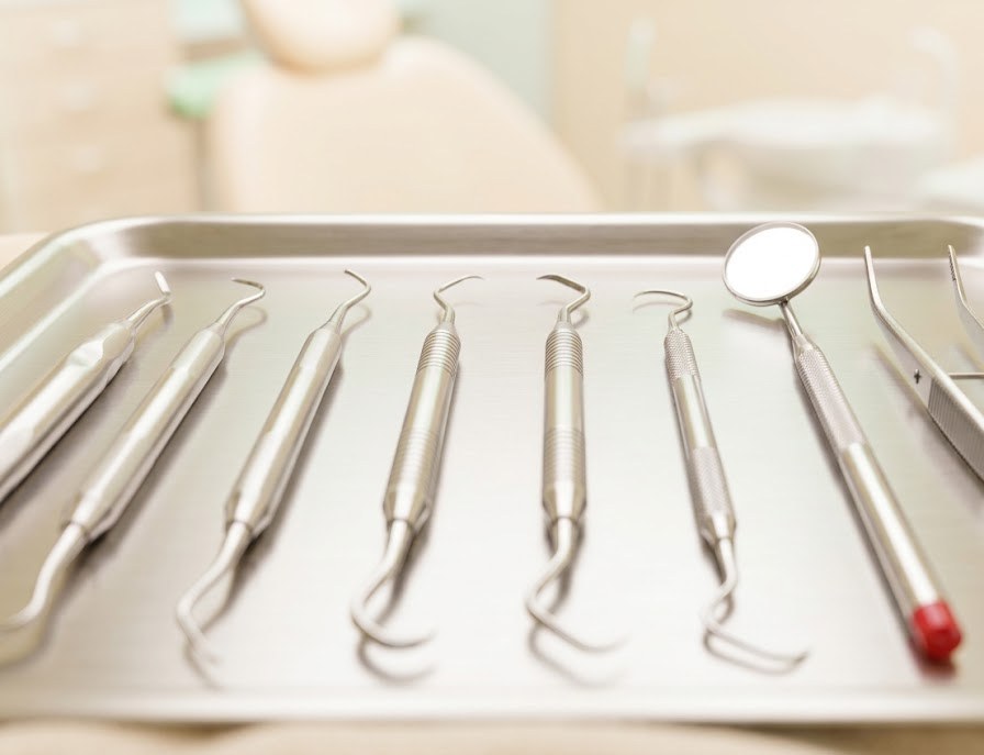Sterilisani stomatološki instrumenti spremni za pregled